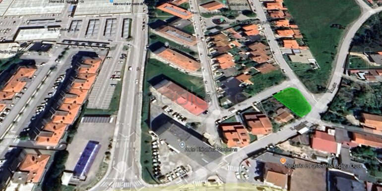 Localização estratégica em Tavarede. Imagem geral do bairro com comércios e ruas marcadas