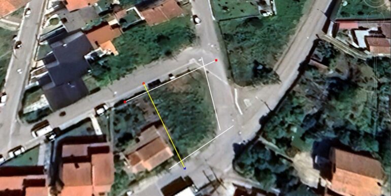 Inserção urbana consolidada do terreno. Imagem aérea com destaque do terreno