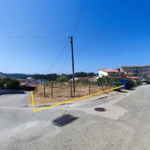 Terreno com poste elétrico e rede de serviços