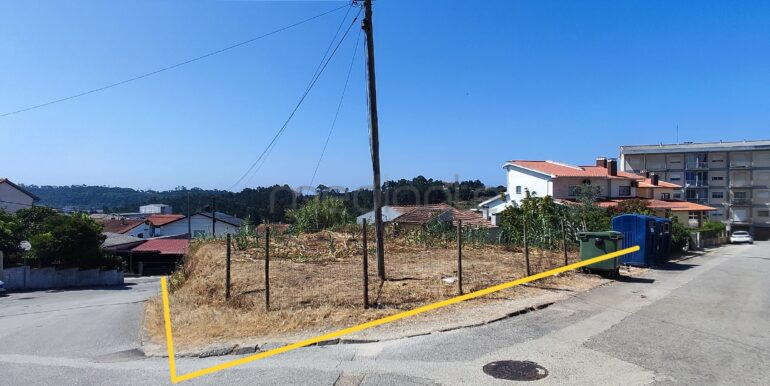 Infraestruturas disponíveis. Imagem com poste elétrico no centro do terreno