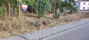 Placa de venda instalada no terreno com contacto da imobiliária Mediante.