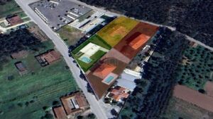Vista aérea com divisão de parcelas e construções existentes.